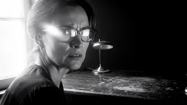How Glasses, Sunglasses, and Screen Glare Affect Gaze Perception