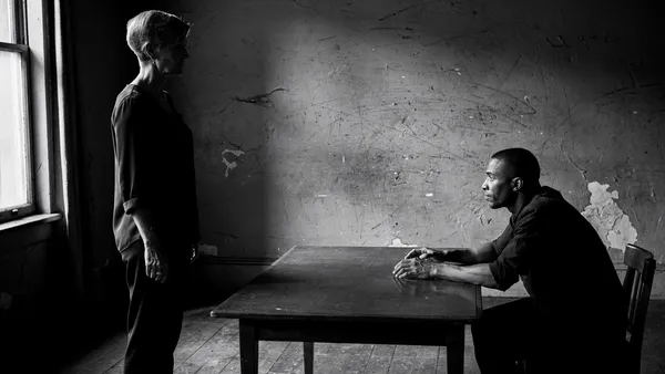 Physical Expression in Leadership vs Team Member Roles: How Body Language Expectations Differ
