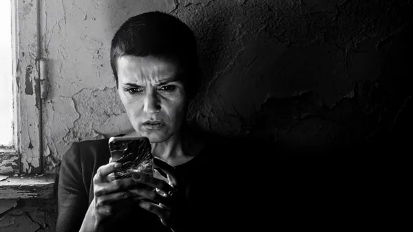Toxic Traits in Online Relationships vs. In-Person Relationships: Why Digital Interaction Hides the Warning Signs