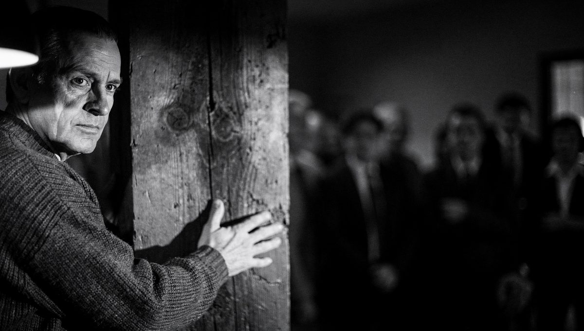 Man preparing icebreaker scripts before entering a crowded room